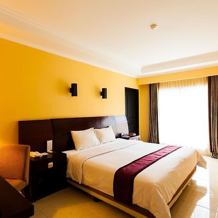 Aston Niu Manokwari Hotel & Conference Center Экстерьер фото
