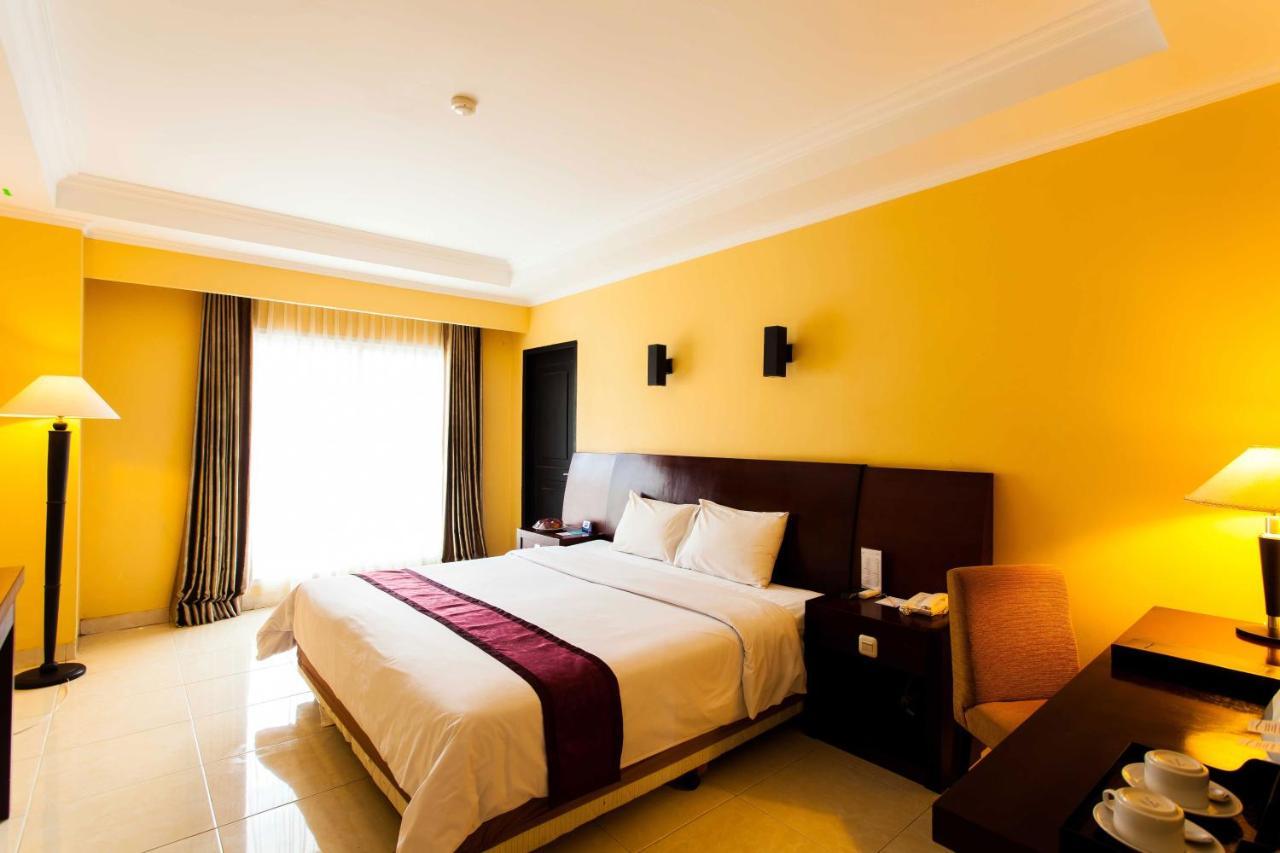 Aston Niu Manokwari Hotel & Conference Center Экстерьер фото