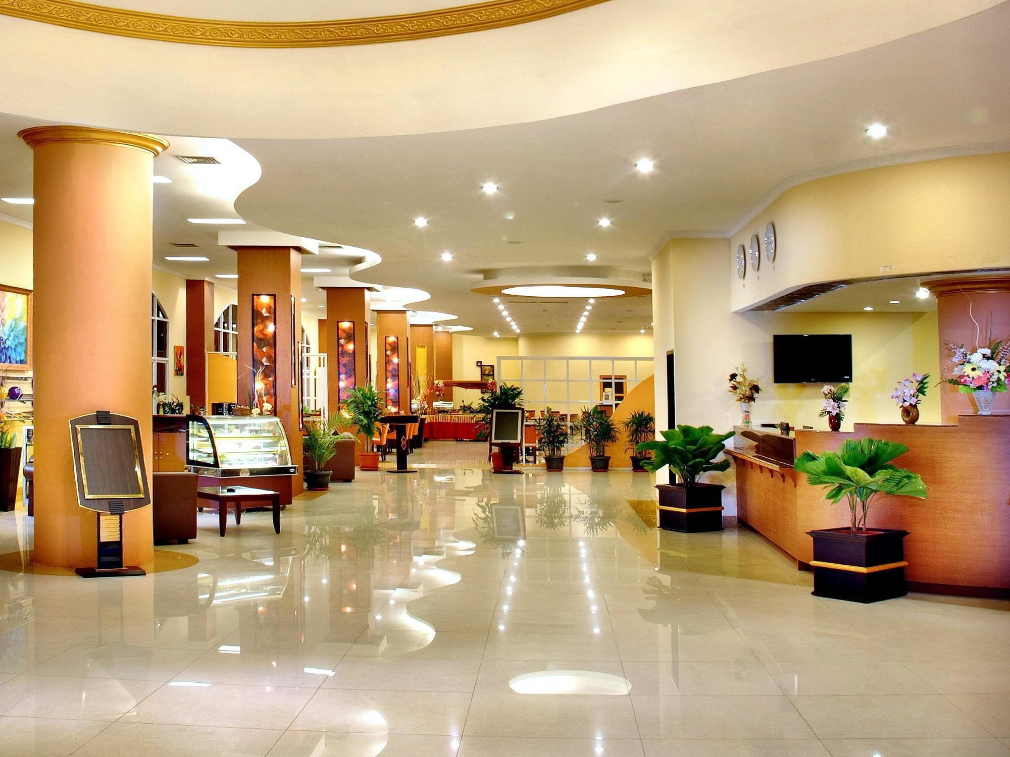 Aston Niu Manokwari Hotel & Conference Center Экстерьер фото