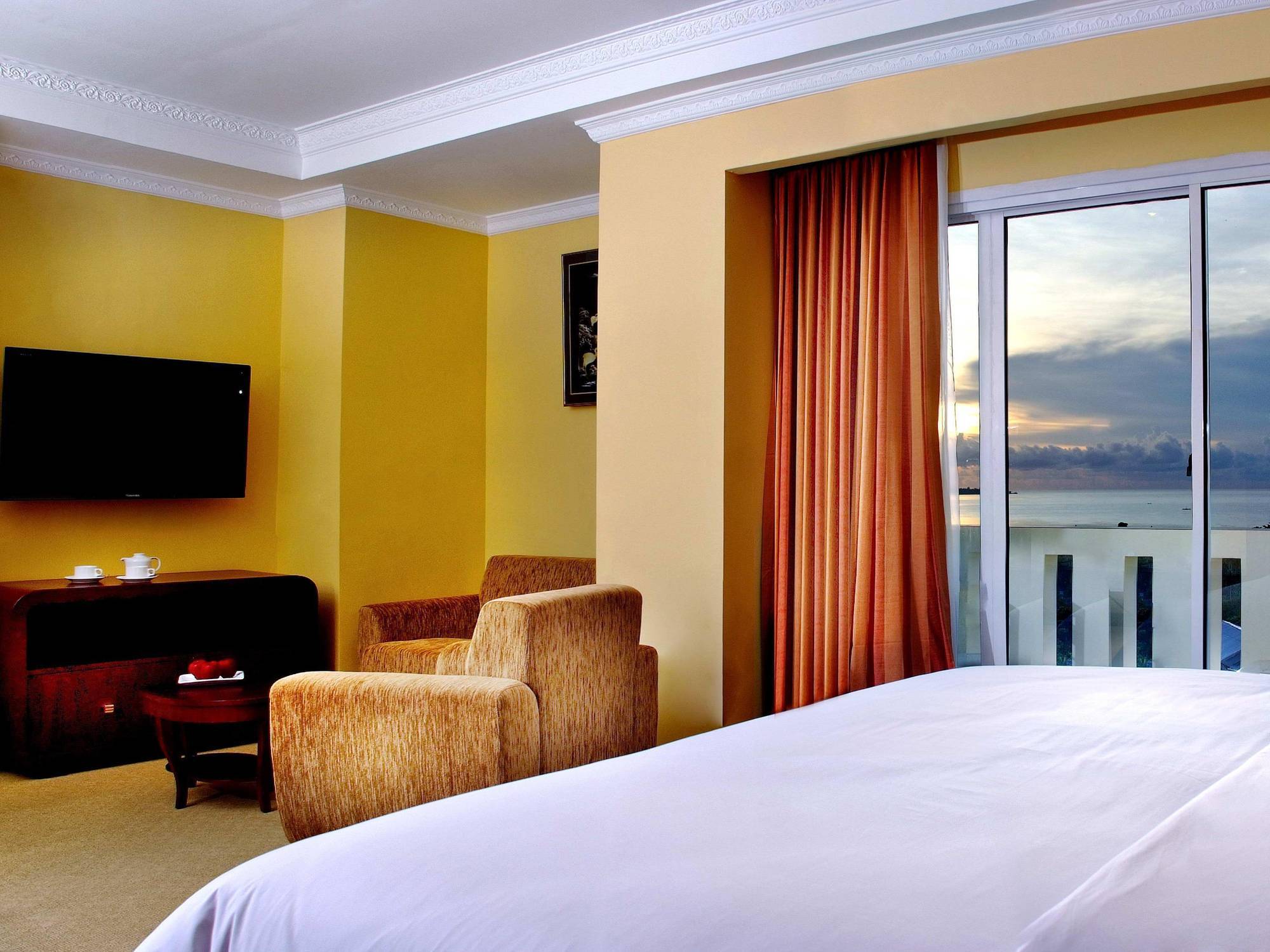 Aston Niu Manokwari Hotel & Conference Center Экстерьер фото