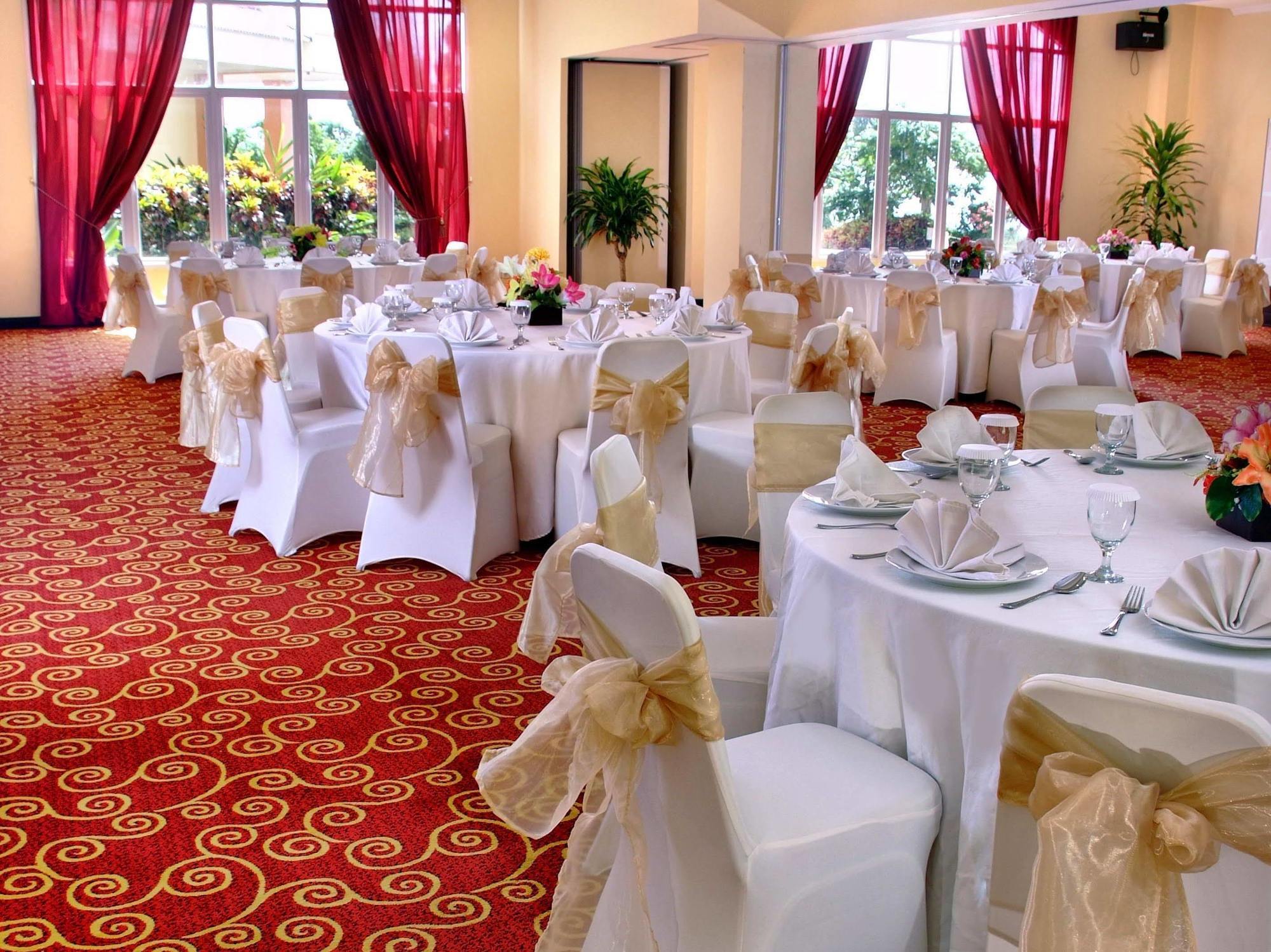 Aston Niu Manokwari Hotel & Conference Center Экстерьер фото