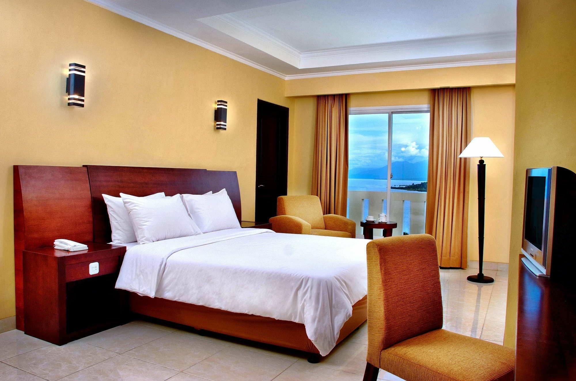 Aston Niu Manokwari Hotel & Conference Center Экстерьер фото